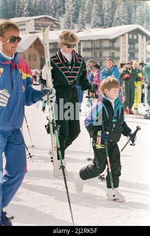 S.A.R. la Principessa del Galles, la Principessa Diana, in vacanza sugli sci presso la stazione sciistica austriaca di Lech, Austria. Raffigurato con la principessa è il Principe Harry Foto scattata il 30th marzo 1992 Foto Stock