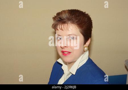 Theresa May, candidato conservatore da Lanchester, North West Durham. Inghilterra, nella foto del 14th marzo 1992. In questa foto del 1992, Theresa May è stato candidato conservatore che combatteva per essere deputato di Durham nord-occidentale nelle elezioni generali del 1992, tenutesi il 9th aprile 1992. Il risultato del 1992 North West Durham è stato laburista - Hilary Armstrong ha ricevuto 22.734 voti. Contro - Theresa May ha ricevuto 12, 747 voti lib DEM - Tim Farron ha ricevuto 6.728 Foto Stock