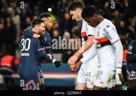 Lionel (Leo) MESSI di PSG festeggia il suo obiettivo con NEYMAR JR di PSG durante il campionato francese Ligue 1 partita di calcio tra Parigi Saint-Germain e FC Lorient il 3 aprile 2022 allo stadio Parc des Princes di Parigi, Francia - Foto: Matthieu Mirville/DPPI/LiveMedia Foto Stock