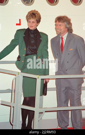 HRH la Principessa del Galles, la Principessa Diana, con Richard Branson, CEO della Virgin Atlantic. Oggi la Principessa lancia il magnate del business del magnate Atlantic del Richard Branson, nuovo Airbus 340. Si chiama "la Signora in rosso" all'aeroporto di Heathrow. Londra. Foto scattata il 6th dicembre 1993 Foto Stock