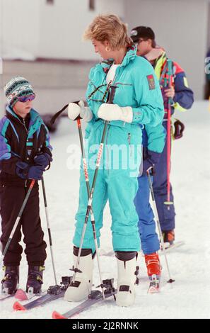 HRH la Principessa del Galles, la Principessa Diana, gode di una vacanza sciistica a Lech, Austria. Il principe William e il principe Harry si uniscono a lei per il viaggio. Prince Harry è raffigurato a sinistra in questa foto Foto scattata il 1st aprile 1993 Foto Stock