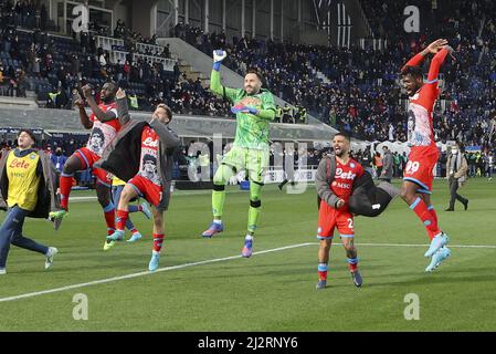 Bergamo, Italia. 03rd Apr 2022. 03 - 2022 aprile, Bergamo (BG â&#X80;&#X93; Italia), stadio Gewiss, 31Â° Campionato Italiano di Calcio a Tim 2021/2022, partita tra Atalanta Bergamasca Calcio e SSC Napoli, nella foto: Celebrazione al termine della partita 26 Kalidou Koulibaly, 14 Dries Mertens, 25 David Ospina, 24 Lorenzo Insigne, 99 Andre Anguissa Credit: Independent Photo Agency/Alamy Live News Foto Stock