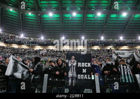 Torino, Italia. 03rd Apr 2022. Tifosi della Juventus durante il campionato italiano Serie A football match tra Juventus FC e FC Internazionale il 3 aprile 2022 allo stadio Allianz di Torino - Photo Nderim Kaceli/DPPI Credit: DPPI Media/Alamy Live News Foto Stock