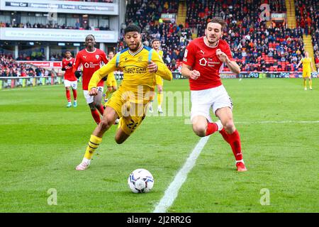 Oakwell, Barnsley, Inghilterra - 2nd Aprile 2022 Josh Laurent (28) di Reading e Liam Kitching (5) di Barnsley inseguimento per la palla Foto Stock