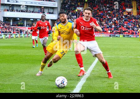 Oakwell, Barnsley, Inghilterra - 2nd Aprile 2022 Josh Laurent (28) di Reading e Liam Kitching (5) di Barnsley inseguimento per la palla Foto Stock