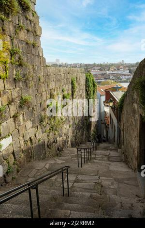 Porto, Portogallo. Marzo 2022. Vista delle ripide scale Caminho Novo che conducono ai vicoli del centro città Foto Stock