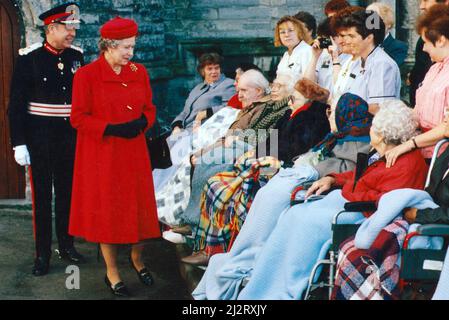La Regina visita il Castello di Cardiff per l'investitura. Viene raffigurata lasciando il Castello con il Capitano Norman Lloyd-Edwards, HM Lord Lieutenant. 15th ottobre 1993. Foto Stock