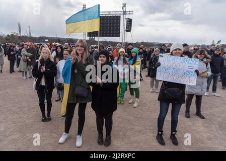 Praga, Repubblica Ceca. 03rd Apr 2022. Una folla di spettatori si vede al concerto di beneficenza "Together for Ukraine" a Praga. Più di 5000 rifugiati ucraini e locali si sono riuniti a Praga per un concerto di beneficenza intitolato "insieme per l'Ucraina”. Più di 300.000 rifugiati ucraini sono arrivati nella Repubblica Ceca fin dall'inizio dell'invasione russa dell'Ucraina. Credit: SOPA Images Limited/Alamy Live News Foto Stock