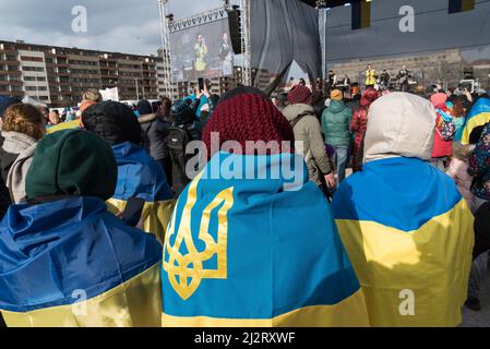 Praga, Repubblica Ceca. 03rd Apr 2022. I dimostranti hanno visto le bandiere ucraine drappeggiato durante il concerto di beneficenza "insieme per l'Ucraina" a Praga. Più di 5000 rifugiati ucraini e locali si sono riuniti a Praga per un concerto di beneficenza intitolato "insieme per l'Ucraina”. Più di 300.000 rifugiati ucraini sono arrivati nella Repubblica Ceca fin dall'inizio dell'invasione russa dell'Ucraina. Credit: SOPA Images Limited/Alamy Live News Foto Stock