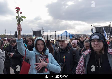 Praga, Repubblica Ceca. 03rd Apr 2022. Una dimostratrice femminile tiene rose durante il concerto di beneficenza "Together for Ukraine" a Praga. Più di 5000 rifugiati ucraini e locali si sono riuniti a Praga per un concerto di beneficenza intitolato "insieme per l'Ucraina”. Più di 300.000 rifugiati ucraini sono arrivati nella Repubblica Ceca fin dall'inizio dell'invasione russa dell'Ucraina. Credit: SOPA Images Limited/Alamy Live News Foto Stock