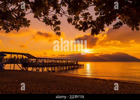 Tramonto caldo sulla spiaggia con molo e mare tranquillo a Florianopolis, Brasile Foto Stock