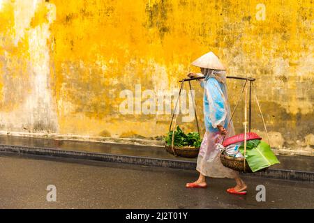 HOI AN, QUANG NAM, VIETNAM - 03 GENNAIO 2019: Donna vietnamita venditore di strada in hoi An Vietnam nella città antica Hoian Foto Stock