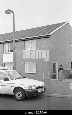 Ian Bennett morte, gennaio 1992. Il 1st gennaio 1992, Ian Bennett è stato ucciso dalla polizia, ufficiali della polizia dello Yorkshire occidentale, nella sua piana di Rastrick. Bennett, 34 anni, aveva brandidato una pistola a ufficiali armati che circondavano l'appartamento di Sherburn Road e si era rifiutato di metterla giù. La pistola fu poi trovata come un'arma imitazione. La polizia era stata chiamata da un tassista, che presumibilmente era stato minacciato ore prima da un uomo che maneggiava una spada. Un'inquest più tardi determinato, i marksmen della polizia che hanno sparato morto Ian Bennett hanno agito legalmente, il verdetto, alla fine di un'inquest di due mesi e dopo quasi due Foto Stock