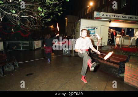 La luce di Natale si accende al Broad Street Mall, Reading. 25th novembre 1993. Foto Stock