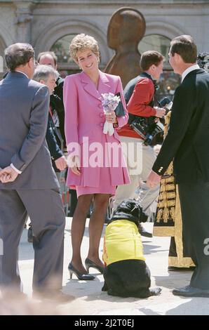 La principessa Diana di HRH, la Principessa del Galles, incontra la gente di Birmingham, Midlands, Inghilterra mentre apre Victoria Square. Foto scattata il 6th maggio 1993 Foto Stock