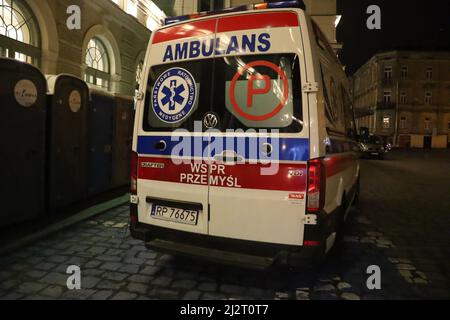 Przemysl, Polonia. 3rd Apr 2022. Ambulans (polacco per ambulanza) fuori dalla stazione ferroviaria di Przemysl, nel caso in cui i rifugiati ucraini abbiano bisogno di assistenza. Credit: ZUMA Press, Inc./Alamy Live News Foto Stock