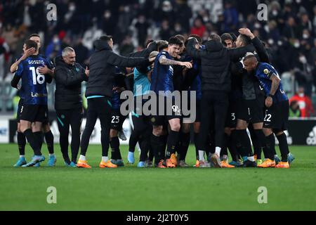 Torino, Italia. 03rd Apr 2022. I giocatori del FC Internazionale festeggiano dopo aver vinto la Serie Una partita tra Juventus FC e FC Internazionale allo Stadio Allianz il 3 2022 aprile a Torino. Credit: Marco Canoniero/Alamy Live News Foto Stock