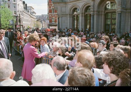 La principessa Diana di HRH, la Principessa del Galles, incontra la gente di Birmingham, Midlands, Inghilterra mentre apre Victoria Square. Foto scattata il 6th maggio 1993 Foto Stock