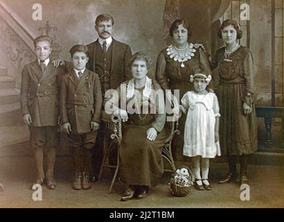 Foto vintage dello studio di una famiglia armena. Preso circa 1917. Foto Stock