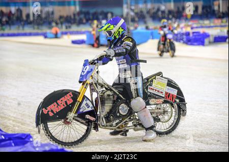 HEERENVEEN, NL. Martin Hååruhiltunen (199) torna ai box durante la finale del Campionato del mondo dei gladiatori FIM Ice Speedway 4 alla pista di pattinaggio su ghiaccio Thialf di Heerenveen domenica 3 aprile 2022. (Credit: Ian Charles | MI News) Credit: MI News & Sport /Alamy Live News Foto Stock