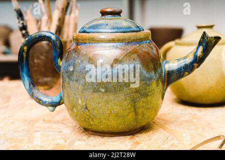 Bollitori in ceramica fatti a mano o teiere Foto Stock