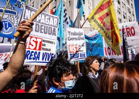 I manifestanti sul viale 9 de Julio detengono cartelli durante la manifestazione le organizzazioni politiche che compongono l'unità Piquetera tenevano un campo sul viale 9 de Julio, il viale più importante della città di Buenos Aires, Davanti al Ministero dello sviluppo sociale per 48 ore per denunciare la mancanza di risposta alle loro esigenze da parte del governo del Presidente Alberto Fernandez. Foto Stock