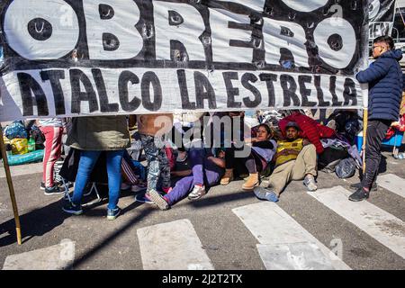 I manifestanti si siedono sul viale 9 de Julio dopo le 48 ore di campeggio. Le organizzazioni politiche che compongono l'unità Piquetera tennero un campo su Avenida 9 de Julio, il viale più importante della città di Buenos Aires, Davanti al Ministero dello sviluppo sociale per 48 ore per denunciare la mancanza di risposta alle loro esigenze da parte del governo del Presidente Alberto Fernandez. Foto Stock