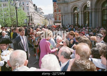 La principessa Diana di HRH, la Principessa del Galles, incontra la gente di Birmingham, Midlands, Inghilterra mentre apre Victoria Square. Foto scattata il 6th maggio 1993 Foto Stock