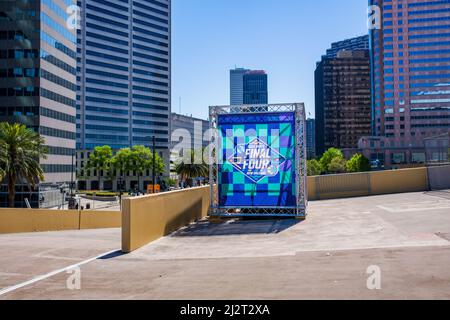 NEW ORLEANS, LA, Stati Uniti d'America - 3 APRILE 2022: Vista ampia della finale degli uomini a quattro segni nel centro di New Orleans con edifici di uffici in background Foto Stock