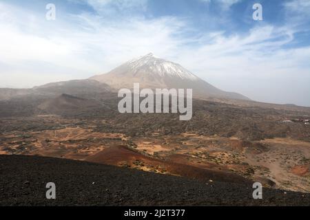 Il vulcano del Monte Teide, la vetta più alta della Spagna, nel Parco Nazionale del Teide, sull'isola atlantica di Tenerife, Isole Canarie, Spagna. Foto Stock