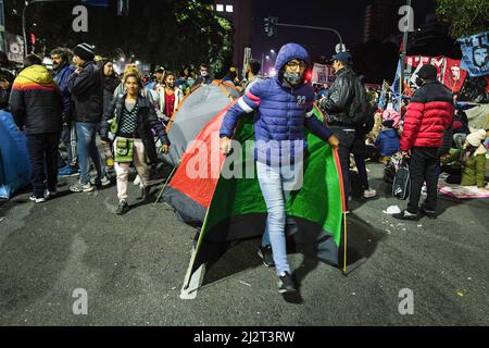 Buenos Aires, Argentina. 31st Mar 2022. Un uomo sposta la sua tenda da un luogo all'altro sul viale 9 de Julio durante il campo di 48 ore. Le organizzazioni politiche che compongono l'unità Piquetera tennero un campo su Avenida 9 de Julio, il viale più importante della città di Buenos Aires, Davanti al Ministero dello sviluppo sociale per 48 ore per denunciare la mancanza di risposta alle loro esigenze da parte del governo del Presidente Alberto Fernandez. (Foto di Nacho Boullosa/SOPA Images/Sipa USA) Credit: Sipa USA/Alamy Live News Foto Stock