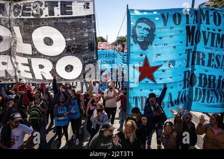 Buenos Aires, Argentina. 01st Apr 2022. I manifestanti sul 9 de Julio Avenue gesto durante la protesta. Le organizzazioni politiche che compongono l'unità Piquetera tennero un campo su Avenida 9 de Julio, il viale più importante della città di Buenos Aires, Davanti al Ministero dello sviluppo sociale per 48 ore per denunciare la mancanza di risposta alle loro esigenze da parte del governo del Presidente Alberto Fernandez. (Foto di Nacho Boullosa/SOPA Images/Sipa USA) Credit: Sipa USA/Alamy Live News Foto Stock