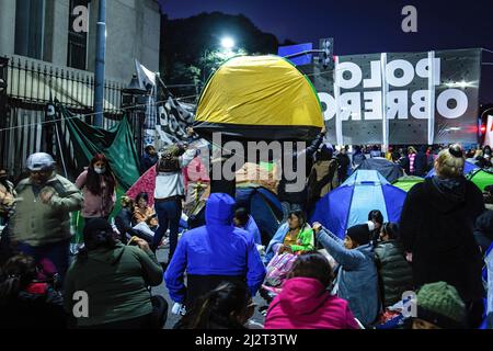 Buenos Aires, Argentina. 30th Mar 2022. Un gruppo di dimostranti ha spostato la tenda da un luogo all'altro su 9 de Julio Avenue durante la prima notte del campo di 48 ore. Le organizzazioni politiche che compongono l'unità Piquetera tennero un campo su Avenida 9 de Julio, il viale più importante della città di Buenos Aires, Davanti al Ministero dello sviluppo sociale per 48 ore per denunciare la mancanza di risposta alle loro esigenze da parte del governo del Presidente Alberto Fernandez. (Foto di Nacho Boullosa/SOPA Images/Sipa USA) Credit: Sipa USA/Alamy Live News Foto Stock