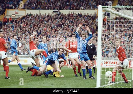 Nottingham Forest vs Southampton Zenith Data Cup finale a Wembley 1992. Nottingham Forest ha vinto 3-2 dopo un tempo extra con due gol da Scot Gemmill e uno da Kingsley Black. La Zenith Data Systems Cup ha avuto luogo solo per circa 7 anni (1985 - 1992) dopo il disastro dello stadio di Heysel, quando tutti i club inglesi sono stati banditi dall'Europa.(Picture) il Kevin Moore di Southampton si equalizza. 29th marzo 1992 Foto Stock