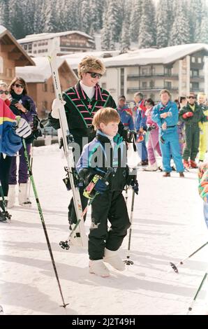 S.A.R. la Principessa del Galles, la Principessa Diana, in vacanza sugli sci presso la stazione sciistica austriaca di Lech, Austria. Raffigurato con la principessa è il Principe Harry Foto scattata il 30th marzo 1992 Foto Stock