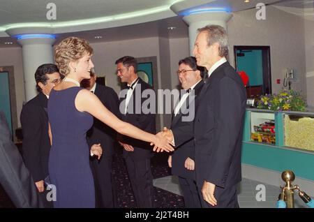 HRH la Principessa del Galles, la Principessa Diana, al nuovo Warner West End Cinema di Leicester Square London, per la prima del fuggitivo. Qui raffigurato scuotendo le mani con Clint Eastwood. Foto scattata il 23rd settembre 1993 Foto Stock