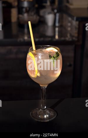 Un bicchiere di gin tonic con fette di pompelmo, verde rosmarino, cubetti di  ghiaccio e la palla di Natale Foto stock - Alamy