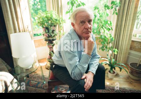 John le Carre a casa a Hampstead. 6th luglio 1993. Foto Stock