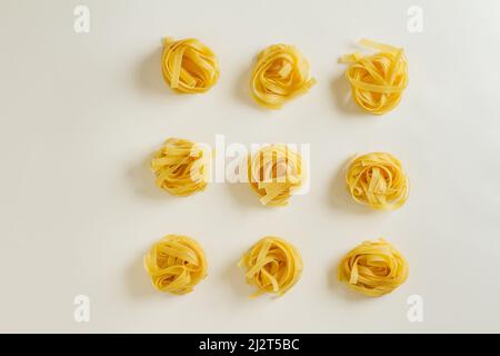 Piano di composizione dei laici con pasta diversa su sfondo bianco, spazio per il testo Foto Stock