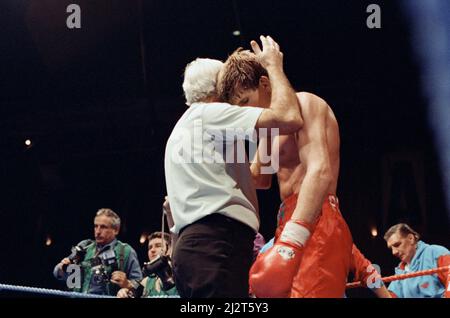 Titolo super-middleweight WBC, Nigel Benn vs Nicky Piper. Alexandra Pavilion, Londra, Inghilterra.Benn ha vinto da TKO nel round del 11th per mantenere la sua cinghia super-media WBC. 11th dicembre 1992 Foto Stock