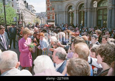 La principessa Diana di HRH, la Principessa del Galles, incontra la gente di Birmingham, Midlands, Inghilterra mentre apre Victoria Square. Foto scattata il 6th maggio 1993 Foto Stock