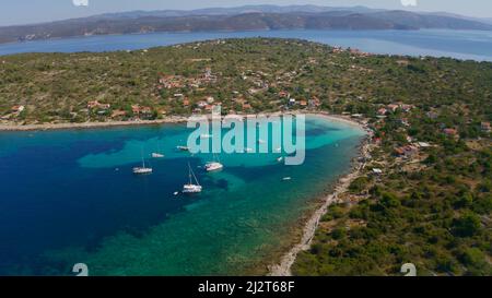 Bellissima baia con barca a vela. Vacanze, viaggi e stile di vita attivo concetto Foto Stock