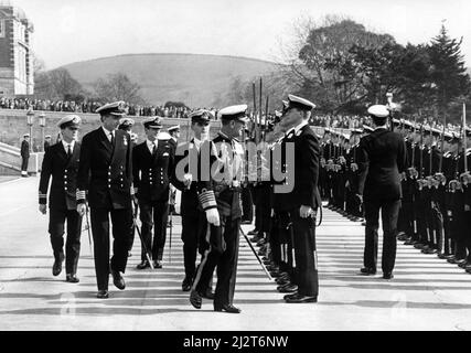 Il Principe Filippo, Duca di Edimburgo, visita il Britannia Royal Naval College di Dartmouth per le Divisioni Ammiragliate. 10th aprile 1992. Foto Stock