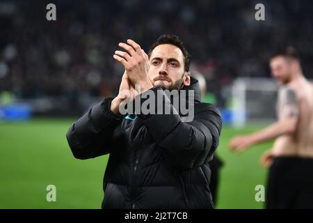 Torin, Italia. 03rd Apr 2022. Hakan Calhanoglu (Inter) durante la partita italiana 'srie A' tra Juventus 0-1 Inter allo Stadio Allianz il 3 aprile 2022 a Torino, Italia. (Foto di Maurizio Borsari/AFLO Credit: AFLO Co. Ltd./Alamy Live News Foto Stock