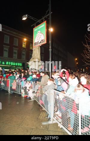 La luce di Natale si accende al Broad Street Mall, Reading. 25th novembre 1993. Foto Stock