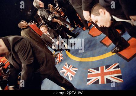 Lennox Lewis vs Donovan “Razor” Ruddock.Lewis ha mantenuto i suoi titoli britannici ed europei, anche con il titolo del Commonwealth Heavyweight a seguito di un knock-out nel secondo round. (Foto) il manager di Lewis Frank Maloney celebra la vittoria dei suoi combattenti. 31st ottobre 1992 Foto Stock