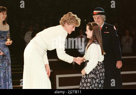 HRH la Principessa del Galles, la Principessa Diana, partecipa al Red Cross-Daily Mirror Care in Crisis Awards all'Albert Hall di Londra. L'immagine mostra la principessa con Shelley Sartain di 10 anni che è stato coinvolto in un salvataggio drammatico della barca a remi. Foto scattata il 26th novembre 1992 Foto Stock