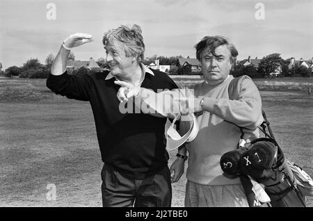 Vecchi amici Michael Parkinson e Jimmy Tarbuck sul fairway al Royal Liverpool Golf Club, Wirral, per il torneo di celebrità in aiuto dell'Alder Hey Children's Hospital. 13th maggio 1992. Foto Stock