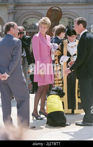 La principessa Diana di HRH, la Principessa del Galles, incontra la gente di Birmingham, Midlands, Inghilterra mentre apre Victoria Square. Foto scattata il 6th maggio 1993 Foto Stock