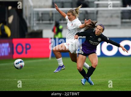 WASHINGTON, DC, USA - 02 APRILE 2022: Amber Brooks, difensore dello Spirito di Washington (22), si scontra con il difensore di Orlando Pride Caitlin Cosme (26) durante una partita MLS tra D.C United e Atlanta United FC, IL 02 aprile 2022, presso Audi Field, a Washington, CC. (Foto di Tony Quinn-Alamy Live News) Foto Stock